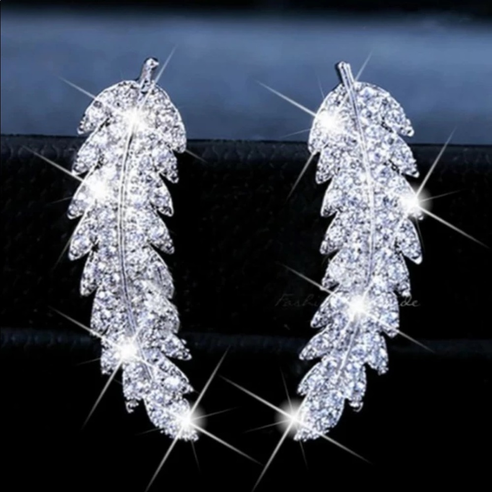 New silver feather style earring stud